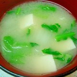 豆腐と白菜、大根葉の味噌汁